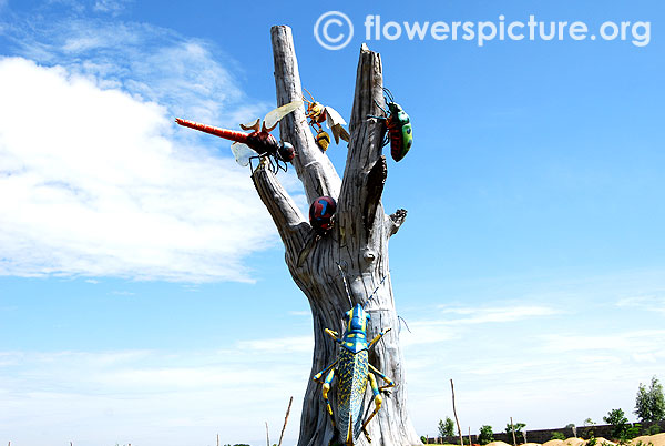 Bugs on tree statue